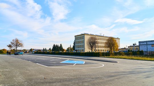 Parking przy Szkole Podstawowej w Jedliczu jest już gotowy