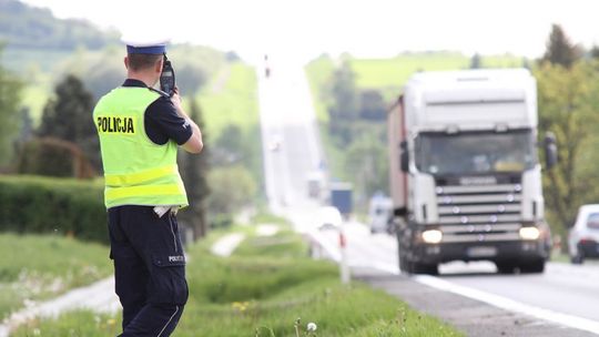Pędził zestawem pojazdów przez Rogi. Okazało się, że jest pijany