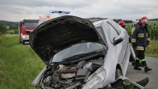 Peugeot uderzył w betonowy przepust. Kierująca w szpitalu
