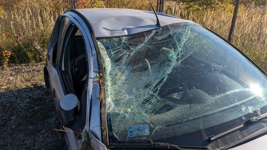Peugeot w rowie. Policja szuka kierowcy, który zniknął przed ich przyjazdem