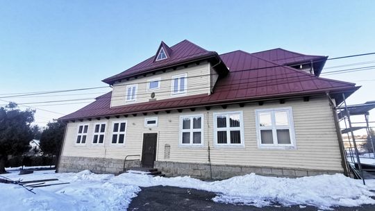 Pięknieje budynek dawnej szkoły w Czarnorzekach