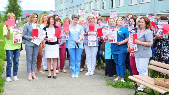 Pielęgniarki i położne pokazały rządowi czerwoną kartkę