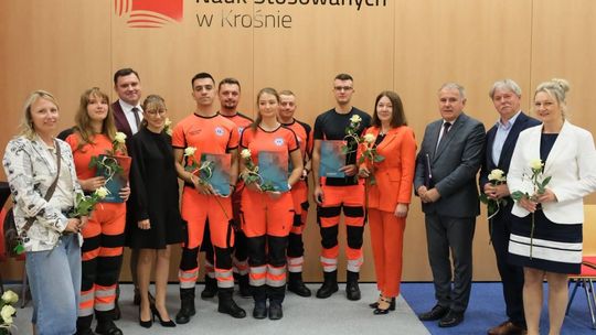 Pierwsi absolwenci ratownictwa medycznego PANS w Krośnie odebrali dyplomy