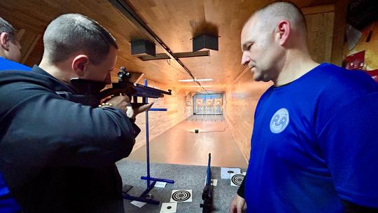 Pierwsza pomoc i sport strzelecki w szkołach regionu. Fundacja AUA szkoli młodzież [ZDJĘCIA]