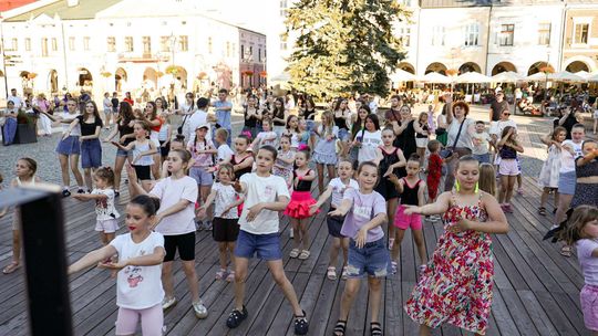 Pierwsza potańcówka już za nami. Mieszkańcy bawili się na krośnieńskim Rynku [ZDJĘCIA]