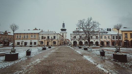 Pierwszy śnieg na krośnieńskim rynku - zima 2016/2017