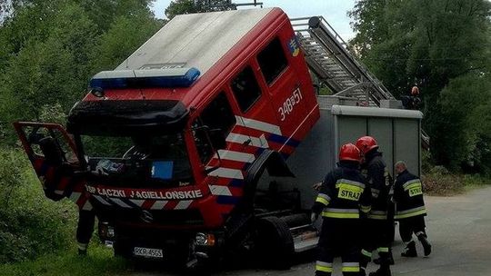 PIETRUSZA WOLA: Kierowca Volkswagena wjechał w wóz strażacki