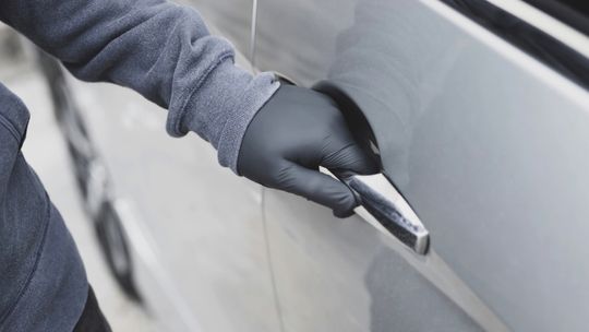 ? Pijany 17-latek kierował audi. Wcześniej go skradł. Nastolatek był też poszukiwany