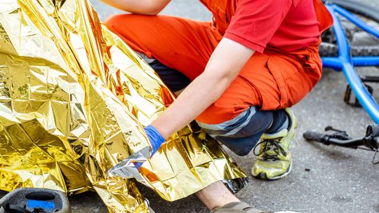Pijany 28-letni rowerzysta leżał ranny na chodniku. Policjanci wyjaśniają okoliczności