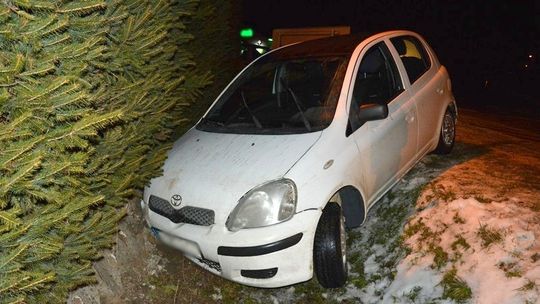 Pijany 31-latek wjechał toyotą do rowu. Miał ze sobą narkotyki