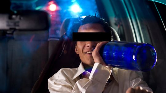Pijany 37-latek z dożywotnim zakazem prowadzenia pojazdów zatrzymany przez policjantów