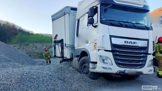 Pijany kierowca ciężarówki ugrzązł na polu w Trzcianie. Miał 2,5 promila alkoholu