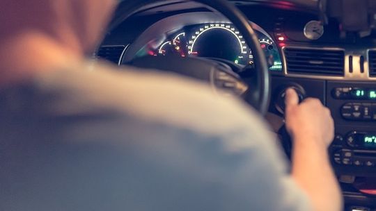 Pijany kierowca przesiadł się na fotel pasażera. Pasażer nie potrafił prowadzić samochodu