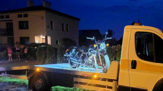 Pijany motocyklista wjechał w zaparkowany samochód w Korczynie. Kolejni nietrzeźwi kierowcy zatrzymani