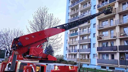 Pilna interwencja służb na Osiedlu "Grota Roweckiego". Strażacy mieli problem z wjazdem drabiny