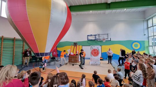Piloci odwiedzili SP nr 15 w Krośnie. Uczniowie poznali świat balonów