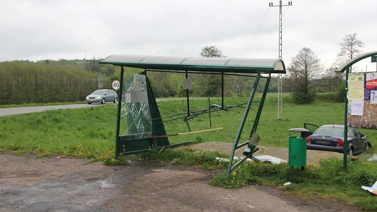 PIOTRÓWKA: Stracił panowanie nad samochodem i wjechał w przystanek