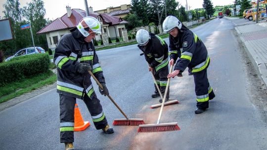 Plama oleistej cieczy zalała drogi gminy Miejsce Piastowe