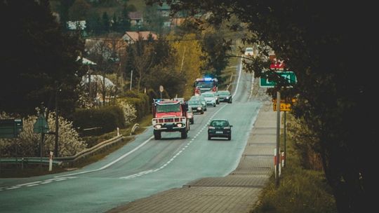 Plama substancji ropopochodnej na jezdni pomiędzy Lubatową a Targowiskami
