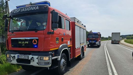 Po awarii ciężarówki ropa pokryła główną drogę przez gminę Dukla