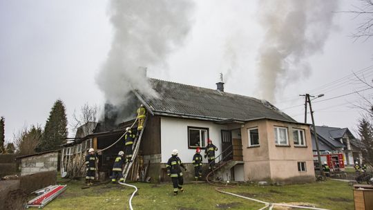 Po pożarze domu w Bóbrce pomocy potrzebuje starsze małżeństwo