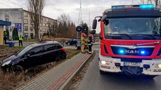 Po zderzeniu samochodów wstrzymany ruch pociągów [AKTUALIZACJA]