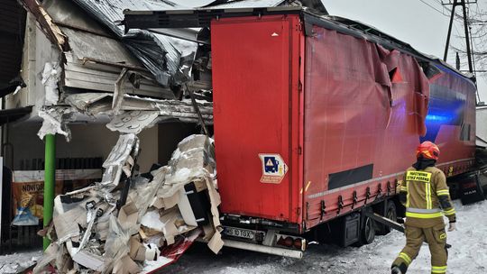 Po zderzeniu z samochodem, ciężarówka wbiła się w budynek Po zderzeniu z samochodem, ciężarówka wbiła się w budynek