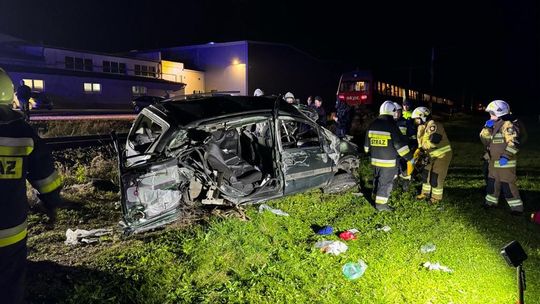 Pod Jasłem doszło do zderzenia osobówki z pociągiem. Kierowca auta był zakleszczony w pojeździe