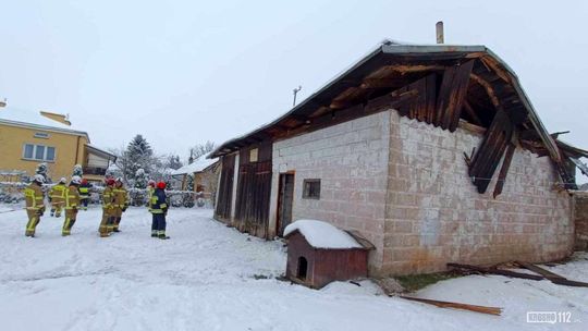 Pod naporem śniegu zawalił się dach budynku w Świerzowej Polskiej