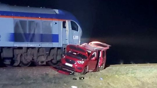 Pod pociąg relacji Zagórz - Krosno - Kraków wjechał samochód. Matka i dwójka dzieci ranni