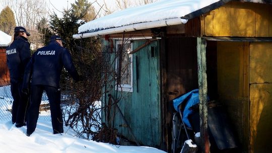 Podczas mroźnej aury policjanci pomagają bezdomnym