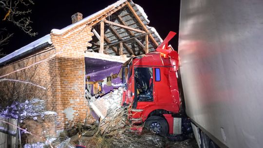 Podkarpacie. Po zderzeniu z osobówką, ciężarówka wbiła się w dom