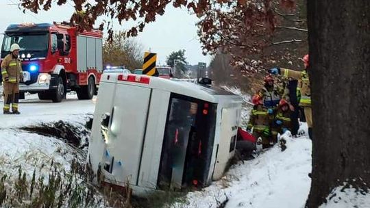 Podkarpacie. Szkolny autobus z dziećmi w rowie