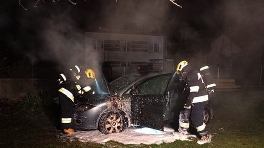 ? Podpalił samochód w Równem. Trwają poszukiwania podpalacza