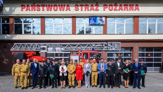 Podpisano umowy na zakup samochodów, w tym dla OSP KSRG Bratkówka