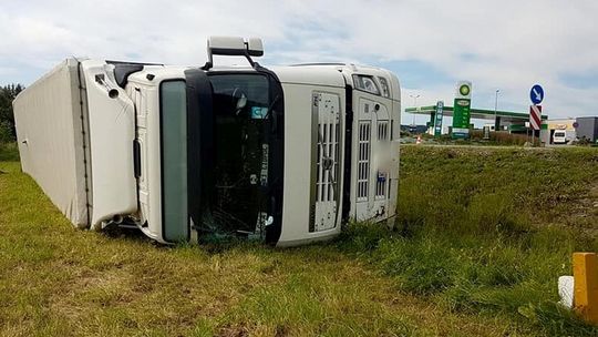 Pojazd na boku. Jego kierowca nie chciał wjechać w osobówkę, która wyjechała ze stacji paliw