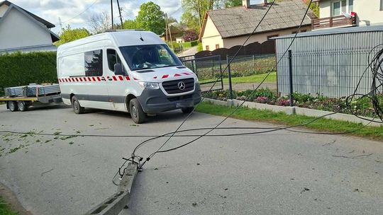 Pojazd z HDS uszkodził słup telekomunikacyjny w Targowiskach. Zablokowana ulica