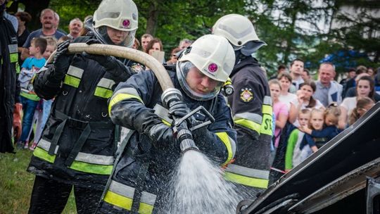 Pokaz umiejętności strażaków na pikniku w Jasionce