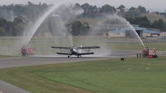 Pokazy lotnicze w Krośnie. Salut wodny strażaków na otwarcie pasa startowego