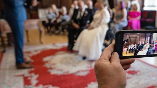 Polacy coraz częściej wybierają urząd stanu cywilnego na miejsce swojego ślubu