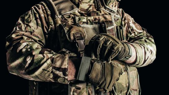 Polacy robią zakupy jak na wojnę. Rośnie sprzedaż militariów