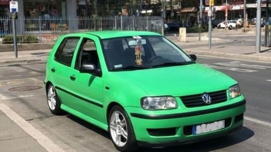 Policja poszukuje informacji w sprawie włamań. Sprawcy mogli poruszać się takim zielonym Polo