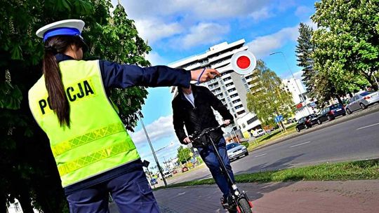 Policja wzięła na celownik piratów drogowych na hulajnogach: "Jednośladem bezpiecznie do celu"