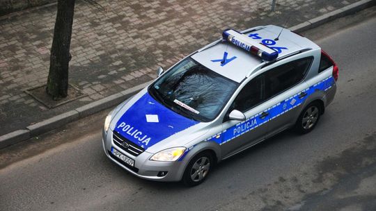 Policjanci eskortowali BMW do szpitala w Krośnie. W środku rodząca kobieta