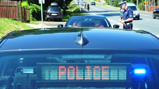 Policjanci eskortowali samochód z kobietą, która uległa poważnemu wypadkowi