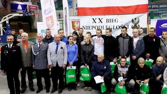 Policjanci i strażacy wzięli udział w XX Biegu Niepodległości
