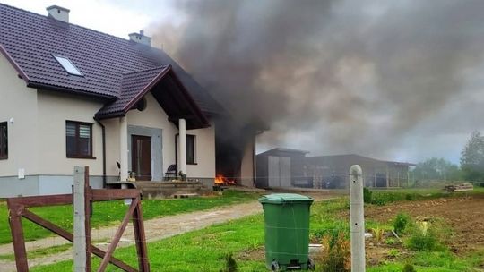 Policjanci jadąc na interwencję, zauważyli pożar w budynku