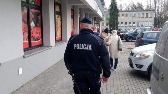 Policjanci kontrolują krośnieńskie sklepy, galerie i targowiska. Trwa akcja "STOP COVID-19"