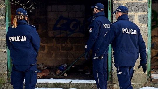 Policjanci liczyli osoby bezdomne i sprawdzali pustostany