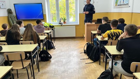 Uczniowie klas mundurowych poznawali policyjne techniki interwencji